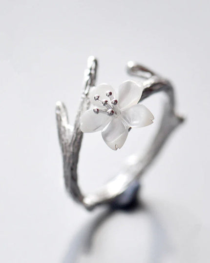 LELIA - WHITE FLOWER RING