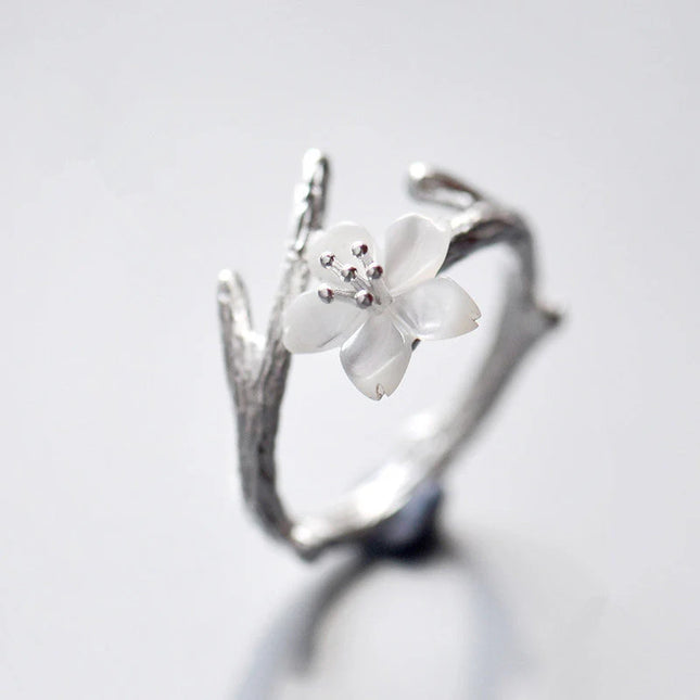 LELIA - WHITE FLOWER RING